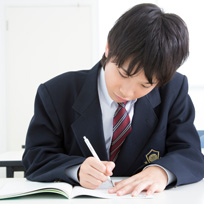 上野ゼミナール男子生徒イメージ